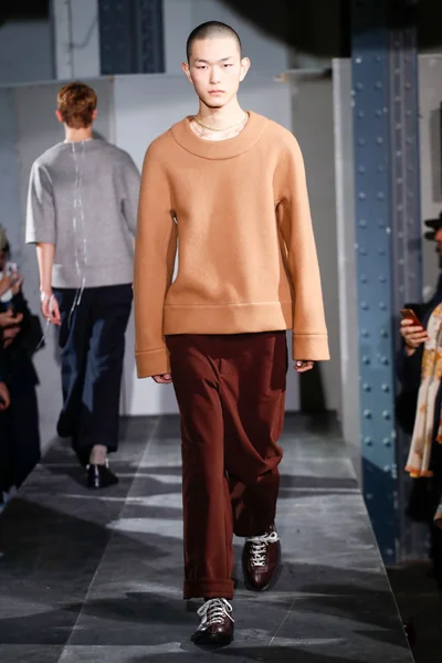 Look 10
